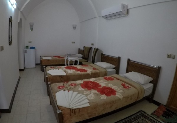اتاق سه تخته تویین اقامتگاه سنتی آمیرزا کاشان